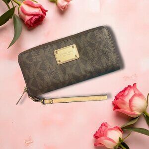 MICHAEL KORS JET SET ITEM TRAVEL CONTINENTAL ZIP AROUND WALLET.